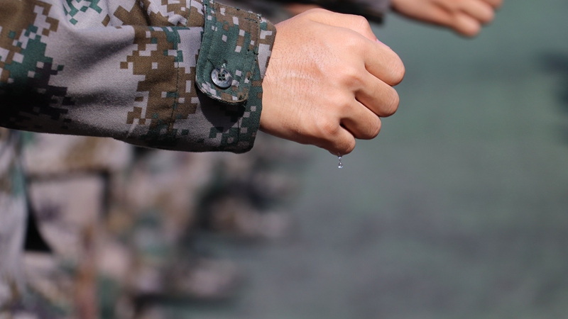 西北政法大學(xué) 學(xué)生軍訓(xùn)特寫——《汗》（學(xué)校供圖）