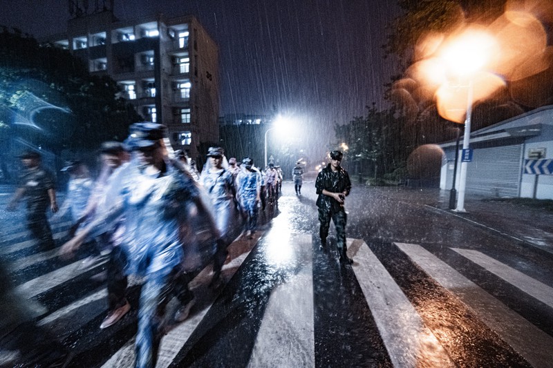 上海交通大學 新生雨夜拉練，突如其來的大雨，也無法停下我們的步伐（章力凡/攝）