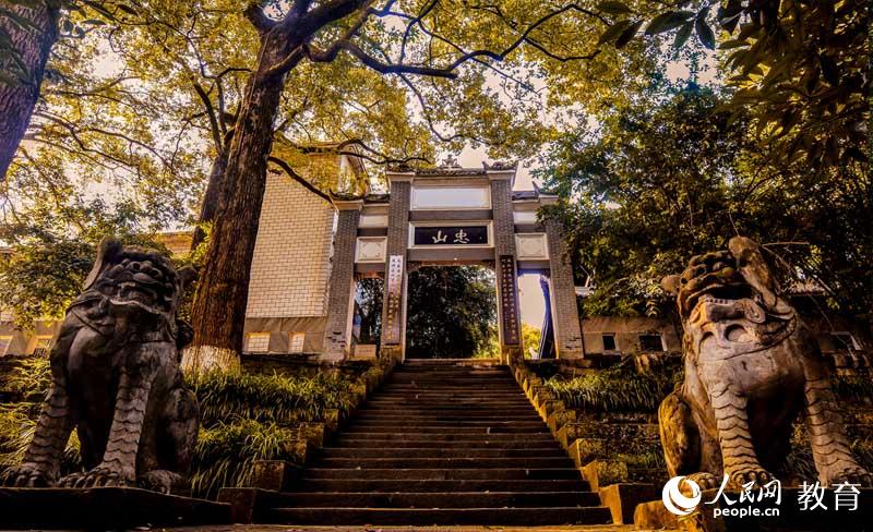 西南醫(yī)科大學(xué) 風(fēng)撫醫(yī)大，深秋微醺，那片片葉，正蘊(yùn)著金黃的夢(mèng) （李哲/攝）