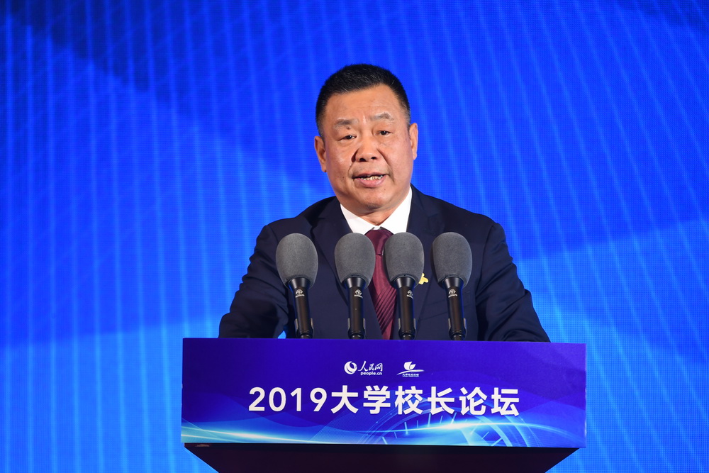 人民日報社副總編輯許正中致辭。人民網(wǎng)記者 翁奇羽/攝