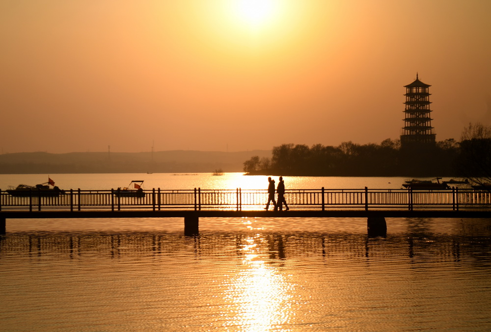 ��У�����R�۱��� �Ƅ�(d��ng)�R��˼���x�W(xu��)Ժ���ٰl(f��)չ