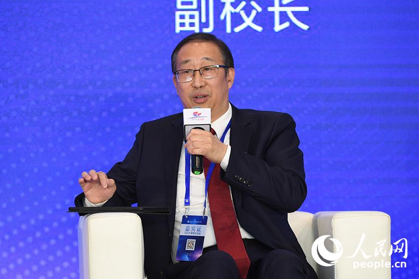 溫州肯恩大學(xué)副校長嚴曉鵬。人民網(wǎng)記者 翁奇羽 攝