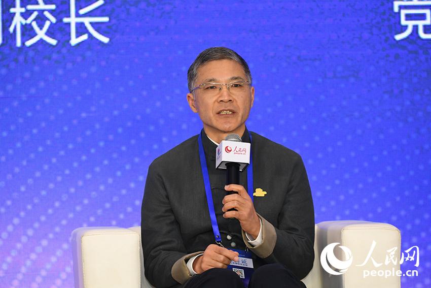 重慶工商大學(xué)黨委常委、副校長陳運(yùn)超。人民網(wǎng)記者 翁奇羽 攝