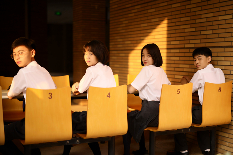 ����һ��(li��n)�χ��H�W(xu��)У��һ���������˲�g���ڴҴ��ഺ���¹�Ӱ���B�����W(xu��)У���D��