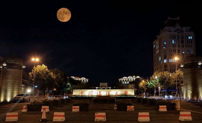 �Ї������W(xu��)��һ݆�������Ї������W(xu��)��ɽУ�^(q��)�Ͽվ��������(q��)ɢ��ҹ���nã���o����@�́���һƬ��������Ӻ��z