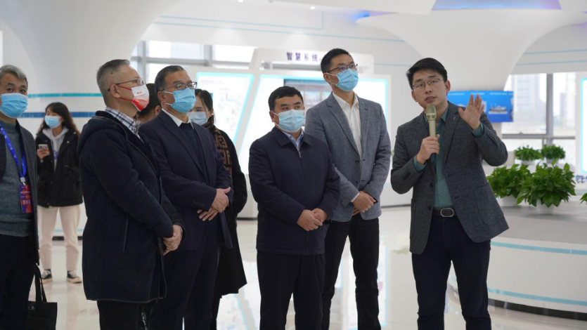 部分大學校長參觀清華四川能源互聯(lián)網研究院。人民網 周靜圓 攝