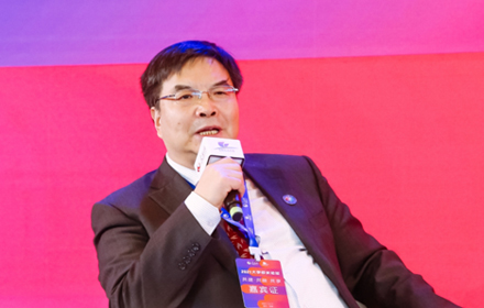 主持人: 趙忠秀 山東財(cái)經(jīng)大學(xué)校長(zhǎng)