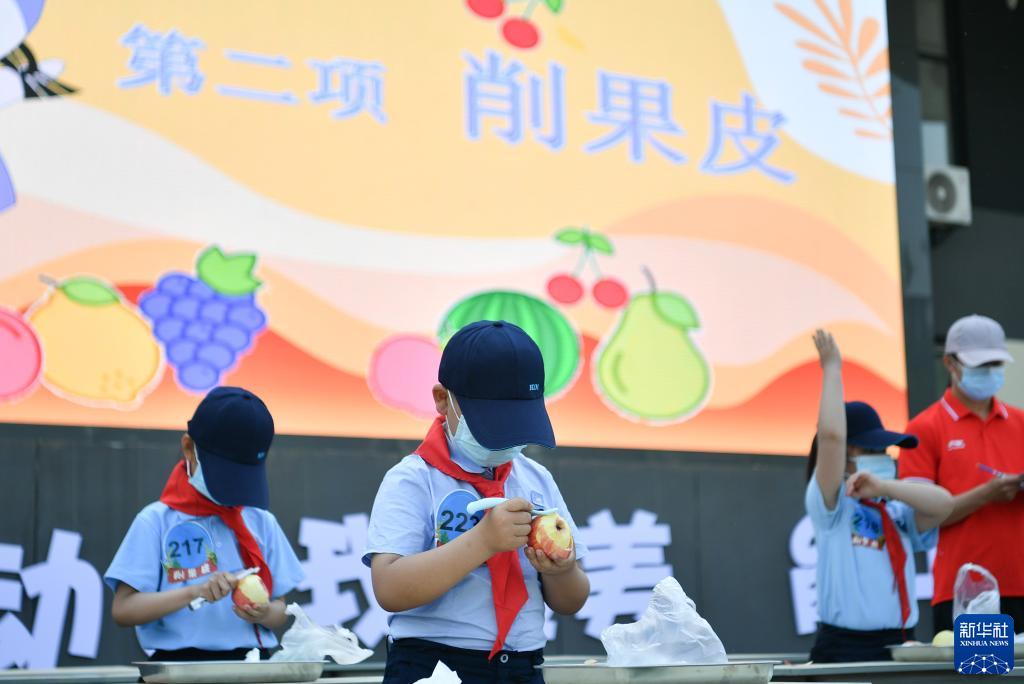 5月7日,西安市后宰門小學的學生參加削果皮比賽。