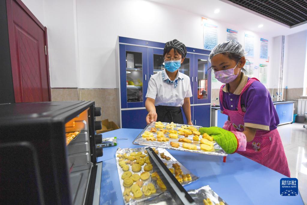 6月24日，在包頭市昆都侖區(qū)包鋼第十七小學(xué)，學(xué)生們利用課余時間學(xué)習(xí)烘焙。