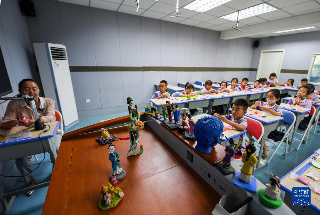 6月24日，在包頭市昆都侖區(qū)包鋼第十七小學(xué)，學(xué)生們利用課余時(shí)間學(xué)習(xí)手工。