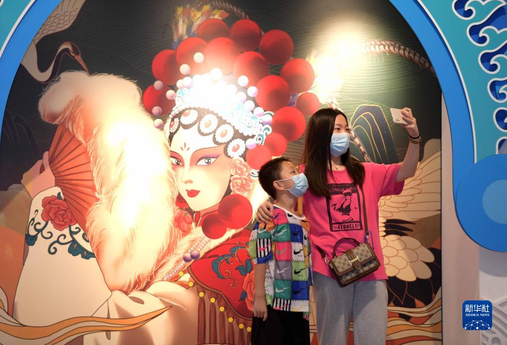 7��20������λ��ʯ���f�еĺӱ�����Ժ�e�k�ķ��zչ�[�ϣ�һ��С�����c�����^չ�������A��l(f��)����䱣�z��