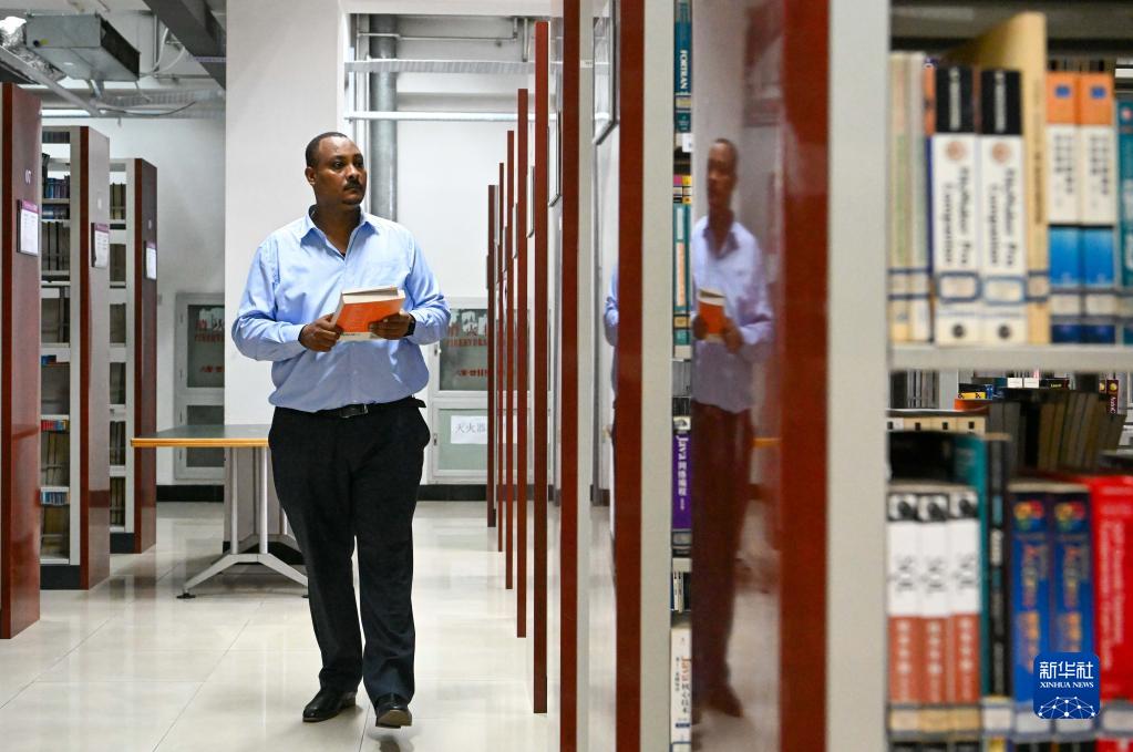 8月12日，在天津職業(yè)技術(shù)師范大學(xué)圖書館，韓士蘭挑選專業(yè)資料書籍。新華社記者 孫凡越 攝