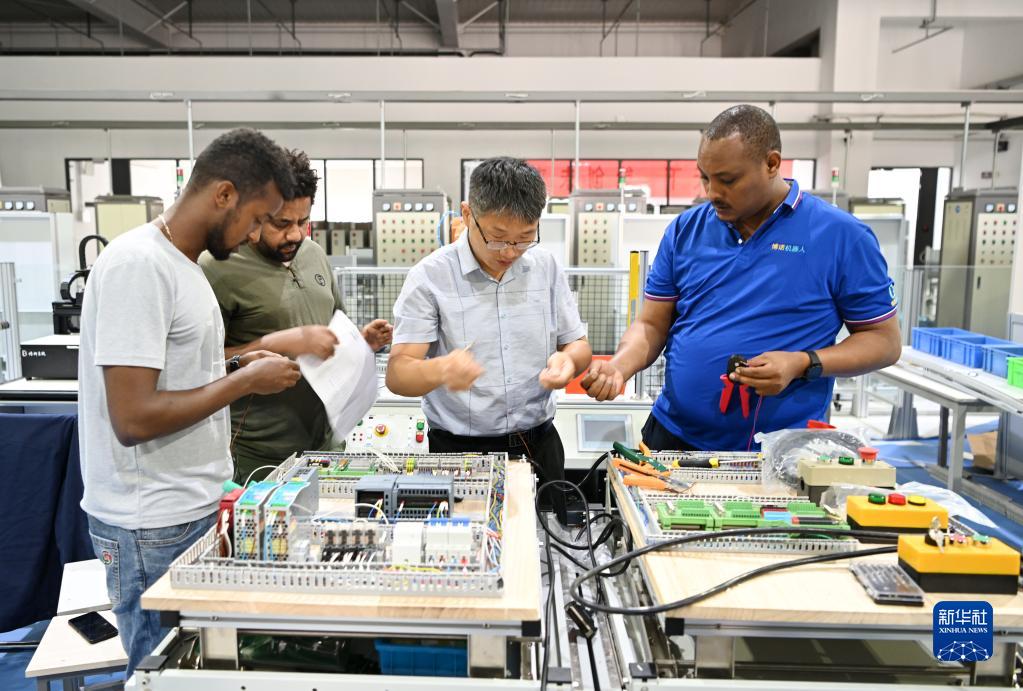 在天津職業(yè)技術(shù)師范大學(xué)，老師帶領(lǐng)韓士蘭（右一）和其他留學(xué)生進(jìn)行實(shí)訓(xùn)操作（7月29日攝）。新華社記者 李然 攝