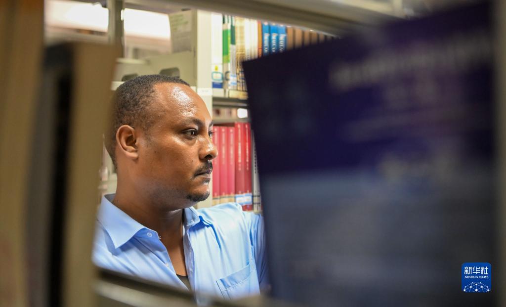 8月12日，在天津職業(yè)技術(shù)師范大學(xué)圖書(shū)館，韓士蘭在尋找專業(yè)資料書(shū)籍。新華社記者 孫凡越 攝