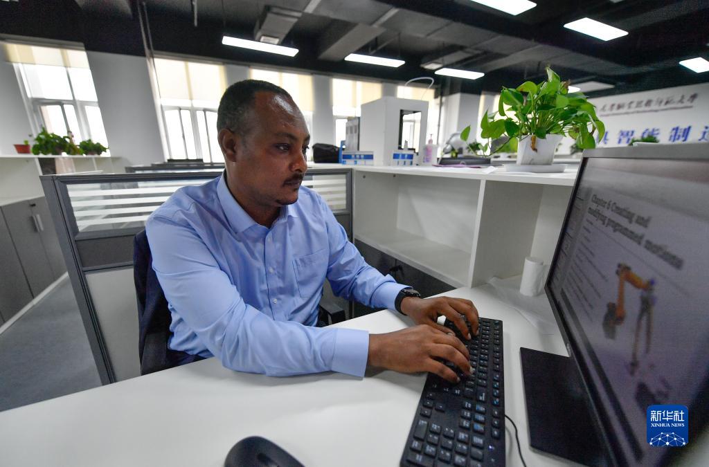 8月12日，在天津職業(yè)技術(shù)師范大學(xué)，韓士蘭進(jìn)行論文設(shè)計(jì)。新華社記者 孫凡越 攝