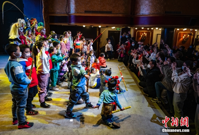 圖為改編京劇《大鬧天宮》演出結(jié)束后，小朋友們登臺(tái)與演員合影。 中新社記者 侯宇 攝