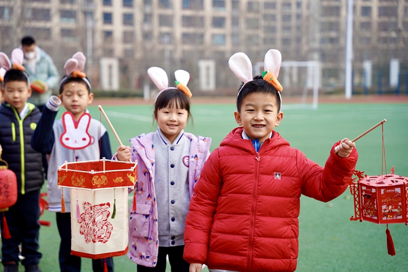 2月6日，山大附中奧體中路學(xué)校的孩子們展示寒假期間的手工作業(yè)。周晗 攝