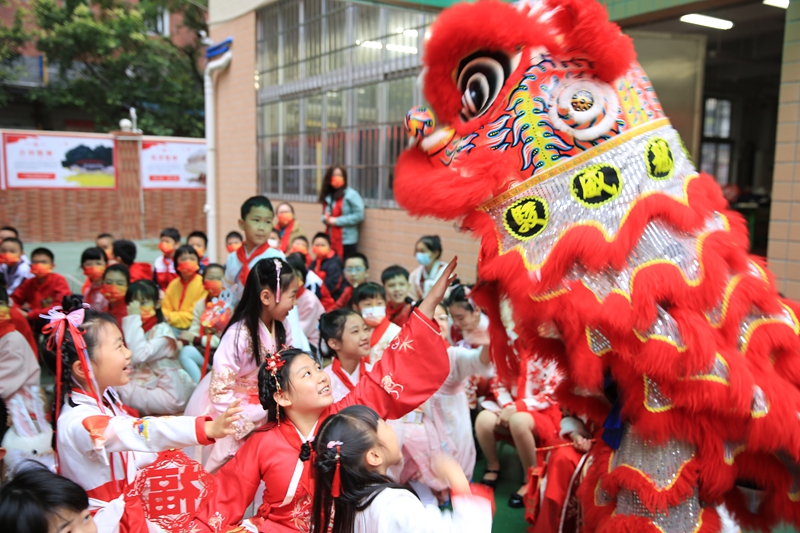 2��6�����V����Խ��^(q��)���·С�W(xu��)��Ո(q��ng)�V�����g��{�����ˬF(xi��n)��(ch��ng)չʾ��{�����´��ĸ��⎧��(l��i)�W(xu��)У���ͽo���������·С�W(xu��)���D