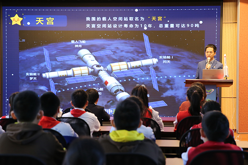 2��13���������Ж|�ǅ^(q��)�w���^·С�W(xu��)��Ո�����v�������쾫��������ǳ��󺣵Ĺ��¡�������ͬ�W(xu��)���W(xu��)��(x��)�Ї������˸��ڸ���������ƴ���Ă����񡣱����Ж|�ǅ^(q��)�w���^·С�W(xu��)���D