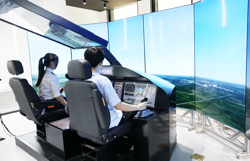 學(xué)生現(xiàn)場體驗實驗平臺。邸白鷺 攝