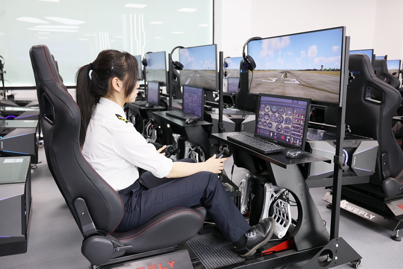 學(xué)生現(xiàn)場(chǎng)體驗(yàn)實(shí)驗(yàn)平臺(tái)。邸白鷺 攝