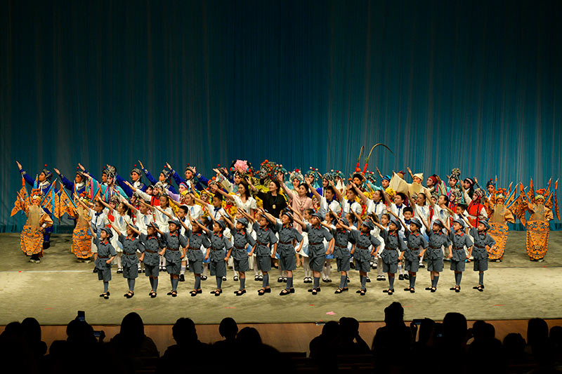 師生同唱京劇版校歌。學(xué)校供圖