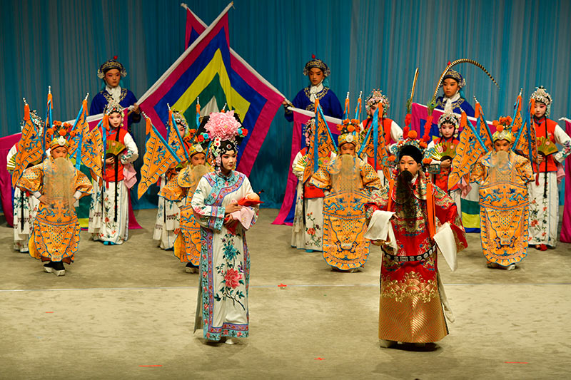 京劇《坐宮》演出，北京市八一學(xué)校C2023屆初三年級(jí)蘆韋杭飾演鐵鏡公主，C2025屆初一年級(jí)李仕荃飾演楊延輝。學(xué)校供圖