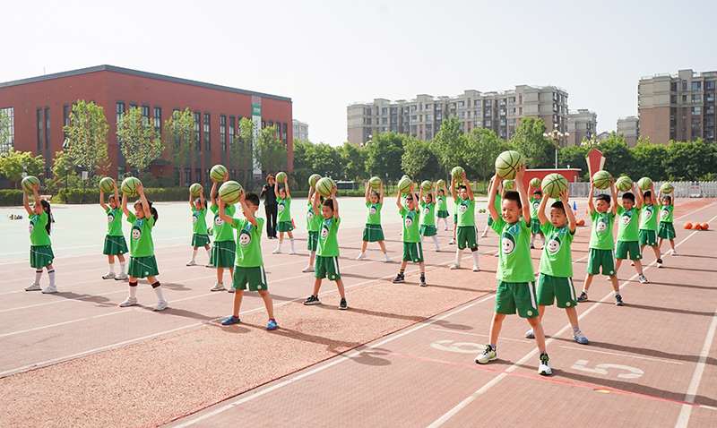北京市翠微小學(xué)大興分校開展籃球趣味運動會暨“守法知禮 安全‘童’行”主題宣傳活動。大興區(qū)教委供圖