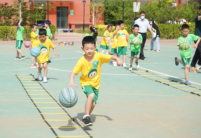 北京市翠微小學(xué)大興分校開展籃球趣味運(yùn)動會暨“守法知禮 安全‘童’行”主題宣傳活動。大興區(qū)教委供圖