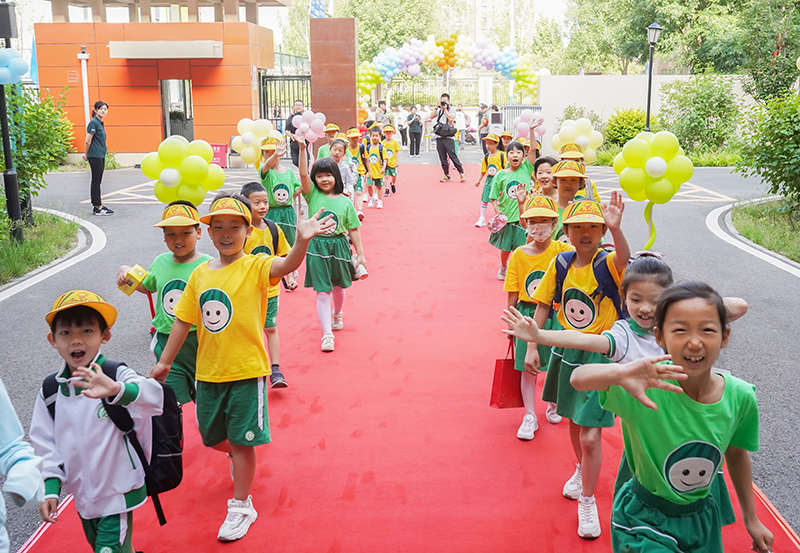 北京市翠微小學大興分校開展籃球趣味運動會暨“守法知禮 安全‘童’行”主題宣傳活動。大興區(qū)教委供圖