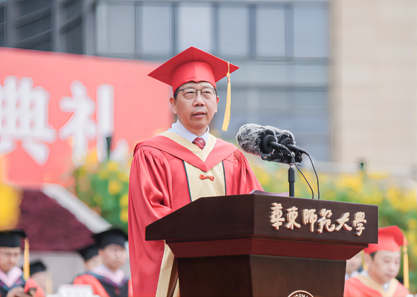 華東師范大學(xué)校長錢旭紅在2023屆畢業(yè)典禮上講話。校方供圖