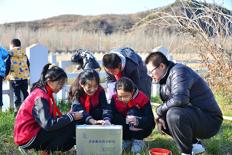 太師屯鎮(zhèn)中心小學(xué)生態(tài)使者團(tuán)開展實(shí)踐課程。北京市教委供圖