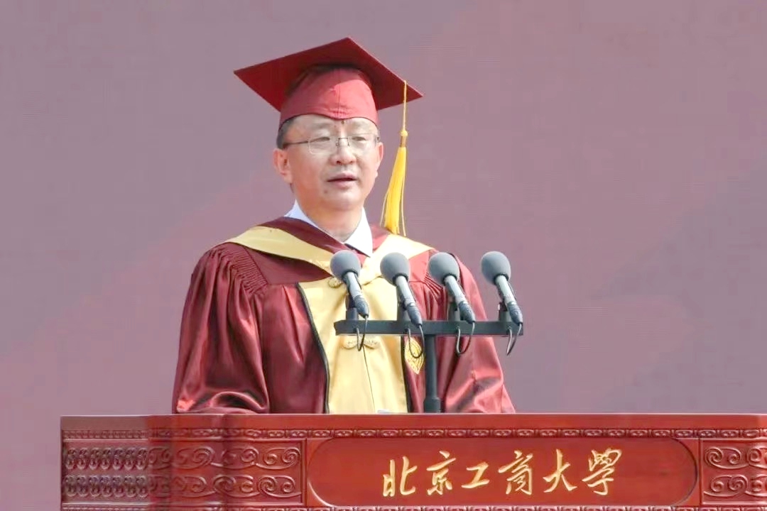 北京工商大學(xué)校長郭建華在2023屆畢業(yè)典禮上發(fā)表講話。校方供圖
