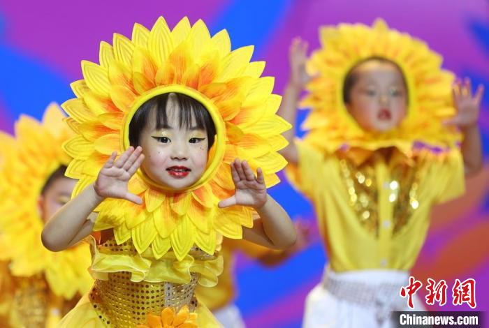 萌娃亮相舞臺(tái)萌萌噠。泱波 攝