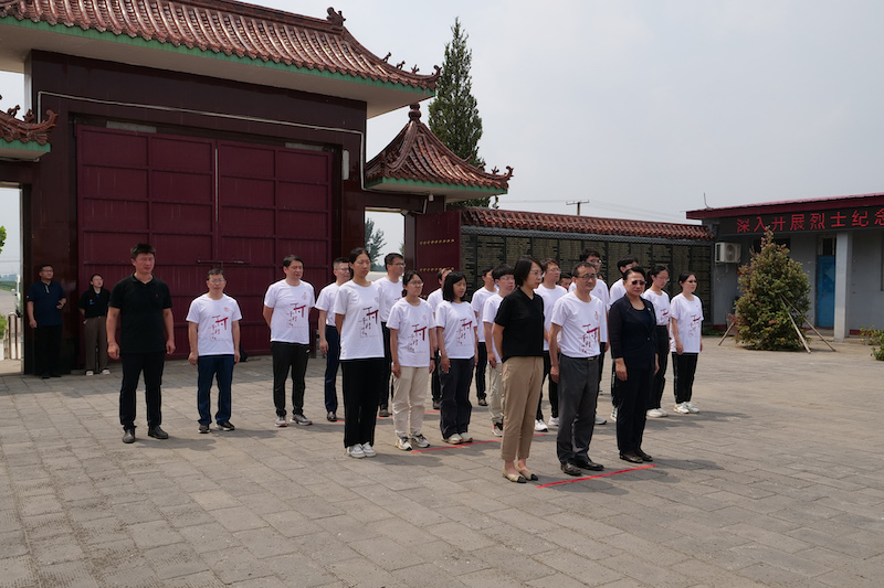 上海財(cái)經(jīng)大學(xué)調(diào)研師生肅立於河北省高碑店市張六莊革命烈士陵園紀(jì)念碑前。校方供圖
