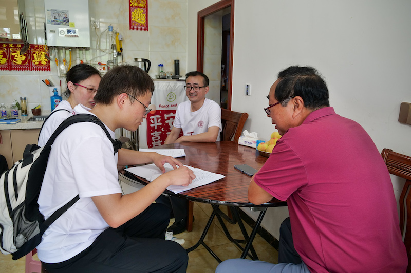 上海財經(jīng)大學(xué)調(diào)研師生在河北省高碑店市泗莊鎮(zhèn)宋辛莊伙村開展入戶問卷調(diào)查。校方供圖