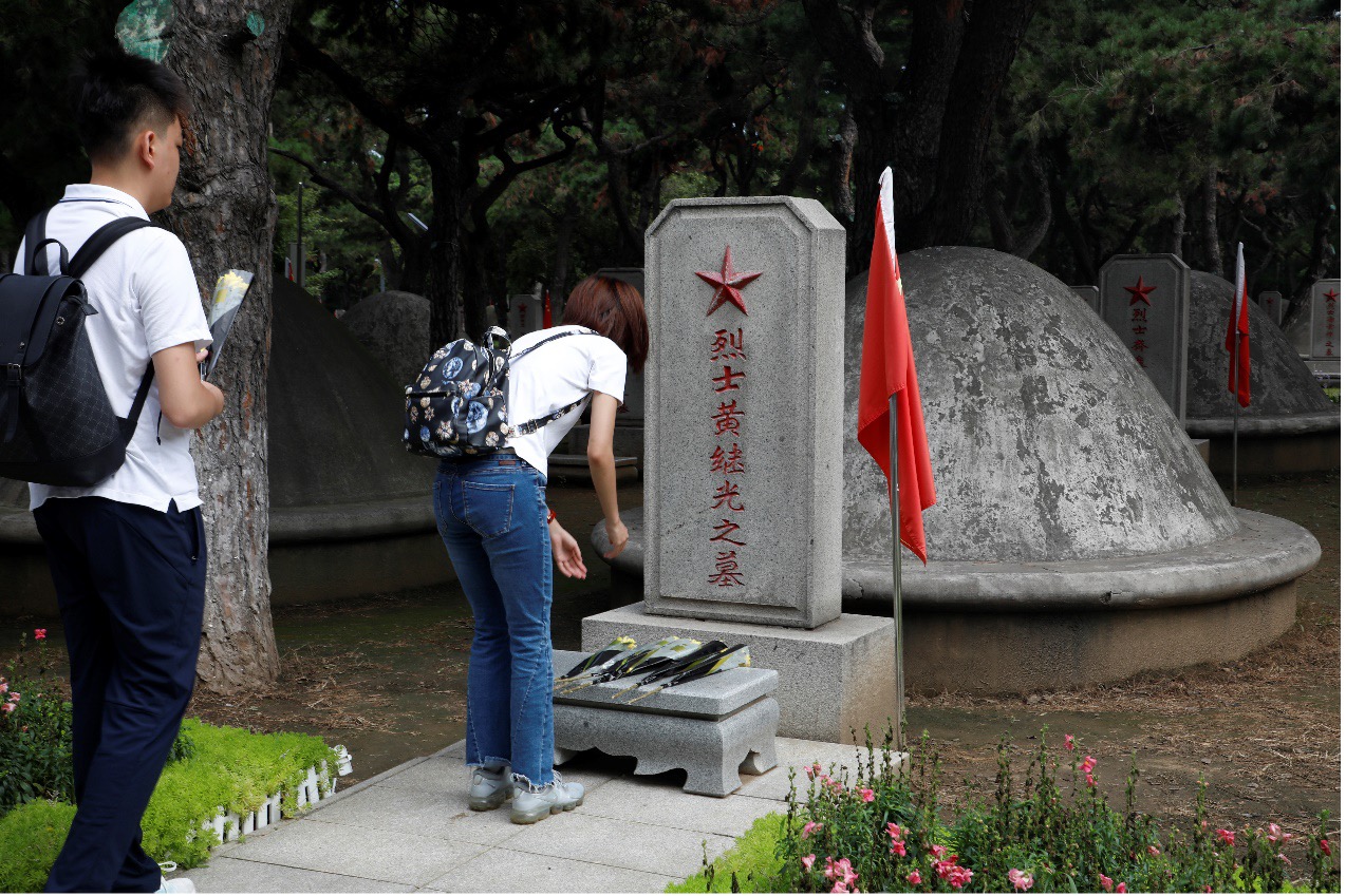 首都大學(xué)生記者團(tuán)成員為烈士獻(xiàn)花。閆楊攝