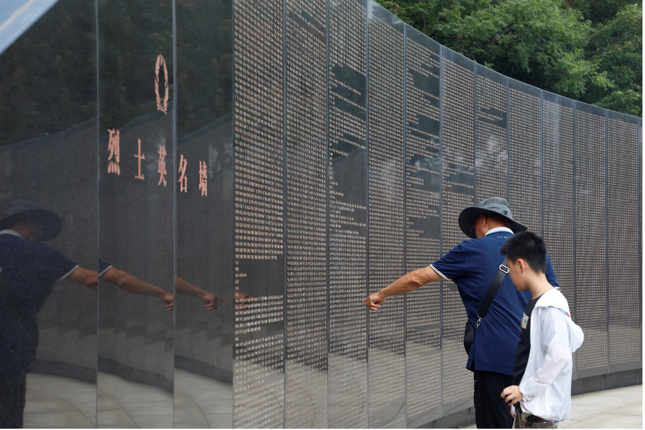 游客緬懷英烈。閆楊攝