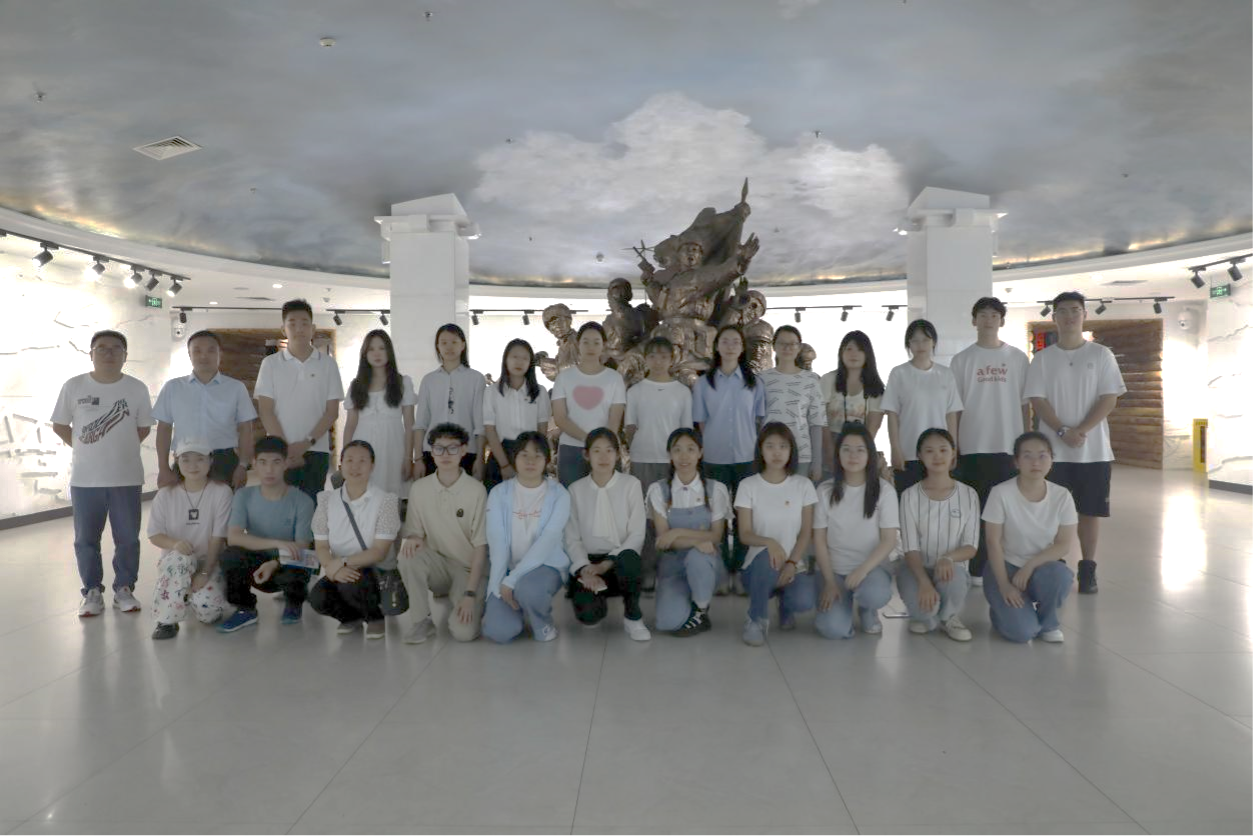 首都大學(xué)生記者團(tuán)合影。活動(dòng)方供圖