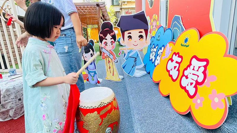 9月1日，北京市朝陽(yáng)區(qū)京通幼兒園迎來(lái)了禮儀之邦潤(rùn)童心-國(guó)風(fēng)古韻開(kāi)學(xué)禮。孩子們?cè)凇皳芟覇⒅恰薄皳艄拿髦恰薄爸焐包c(diǎn)智”等儀式中感知、傳承中國(guó)傳統(tǒng)文化。圖為小朋友擊鼓。北京市朝陽(yáng)區(qū)教委供圖