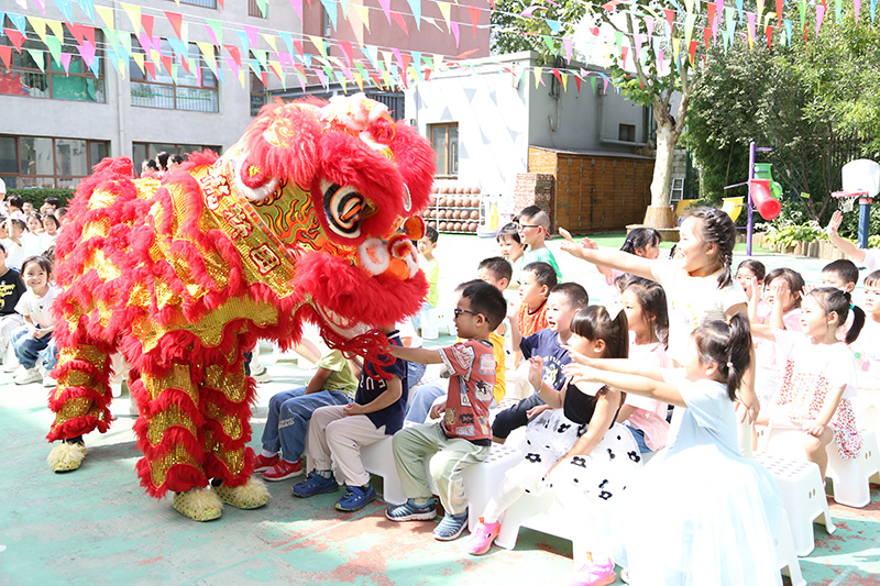 9月1日，為讓孩子們感受成長(zhǎng)的美好，翠成幼兒園以“以德潤(rùn)心-快樂(lè)成長(zhǎng)”為主題開展了系列游戲和體驗(yàn)活動(dòng)。幼兒園給孩子們帶來(lái)了精彩的舞獅表演，孩子們近距離了解和接觸“舞”獅、體驗(yàn)舞獅表演、和“舞”獅做游戲，多方式了解、感受傳統(tǒng)文化的魅力，讓傳統(tǒng)文化煥發(fā)出新的活力。圖為舞獅表演。北京市朝陽(yáng)區(qū)教委供圖