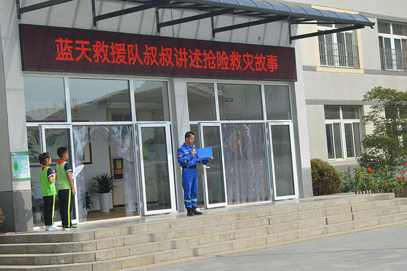 9��1�գ������з�ɽ�^(q��)�ܿڵ�����С�W(xu��)���_�W(xu��)��Y���f��(y��n)�֟��ҡ��W(xu��)УՈ���ˁ��{(l��n)���Ԯ�꠆T����ͬ�W(xu��)�����v�ں�ˮ��(z��i)���Г��U�ġ����¡���׌ͬ�W(xu��)��?y��u)��Լ����Ї��˶��е������D���{(l��n)���Ԯ�꠆T��W(xu��)�����ϡ��_�W(xu��)��һ�n���������н�ί���D