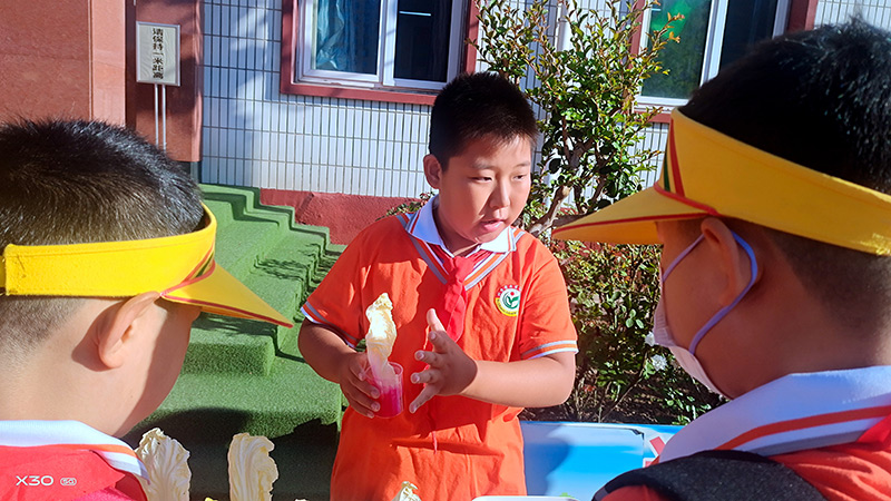 9��1�������������ƅ^(q��)����һСӭ���W(xu��)����У�@�T�ڼtɫ���T�Ғ�����(li��n)�����t����ǧ-�Ƽ��ٰl(f��)չ--����Ȥ̽����-��������ʡ��M���ǡ���������ۿƌW(xu��)�������l(f��)��ͬ�W(xu��)�����ƌW(xu��)֪�R̽���ğ������D��W(xu��)���o����v��ƌW(xu��)С���Č��ԭ���������н�ί���D