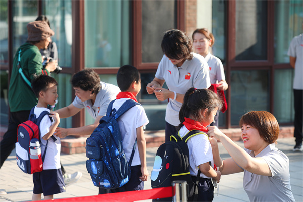 8��30�����۰�ʷ�Һ�ͬС�W(xu��)�W(xu��)���w�W(xu��)У�������ώ���W(xu��)�����У����