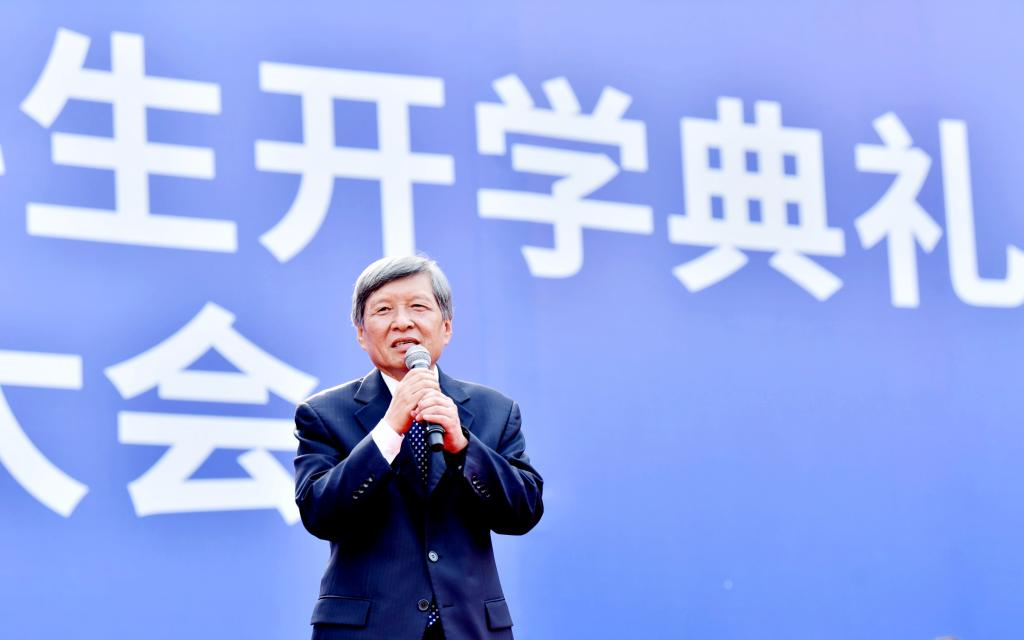 王樹(shù)國(guó)校長(zhǎng)在西安交通大學(xué)2023級(jí)本科生開(kāi)學(xué)典禮上的講話。校方供圖