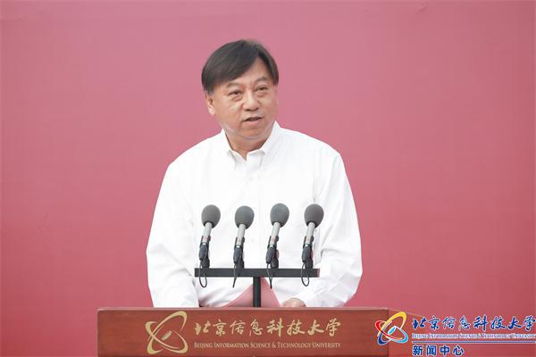 北京信息科技大學(xué)校長郭福在2023級新生開學(xué)典禮上發(fā)表致辭。校方供圖。