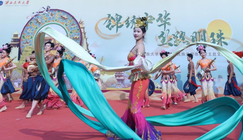 西北民族大學(xué)“錦繡中華·絲路明珠”文藝演出在京舉行。校方供圖
