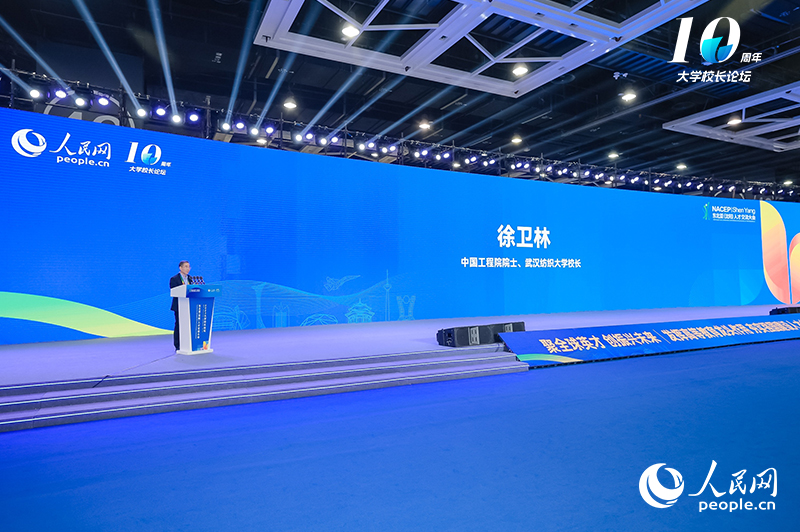 中國(guó)工程院院士、武漢紡織大學(xué)校長(zhǎng)徐衛(wèi)林作主題發(fā)言