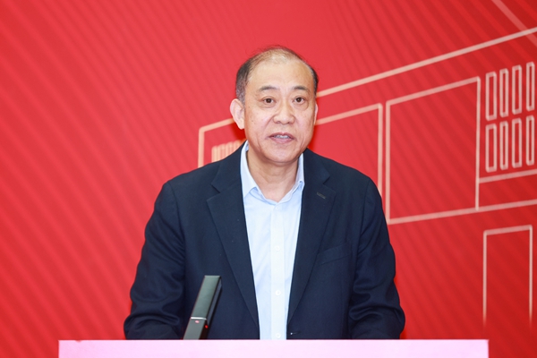 《教育踐悟錄》作者、中央財經(jīng)大學(xué)黨委書記何秀超。受訪者供圖