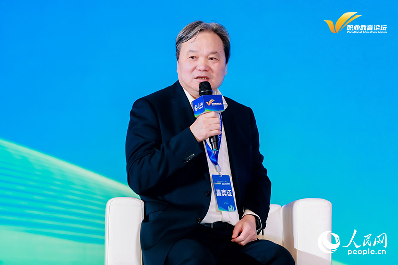 中國高等教育學(xué)會(huì)職業(yè)教育分會(huì)理事長周建鬆作主旨發(fā)言並主持